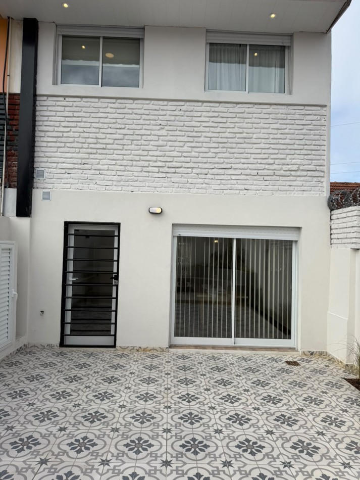 DUPLEX DE CUATRO AMBIENTES CON COCHERA PARA DOS AUTOS CHICOS. RECICLADO Y AMOBLADO.