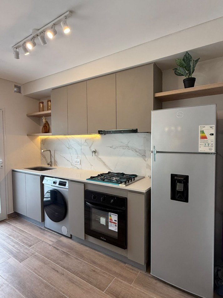 DUPLEX DE CUATRO AMBIENTES CON COCHERA PARA DOS AUTOS CHICOS. RECICLADO Y AMOBLADO.