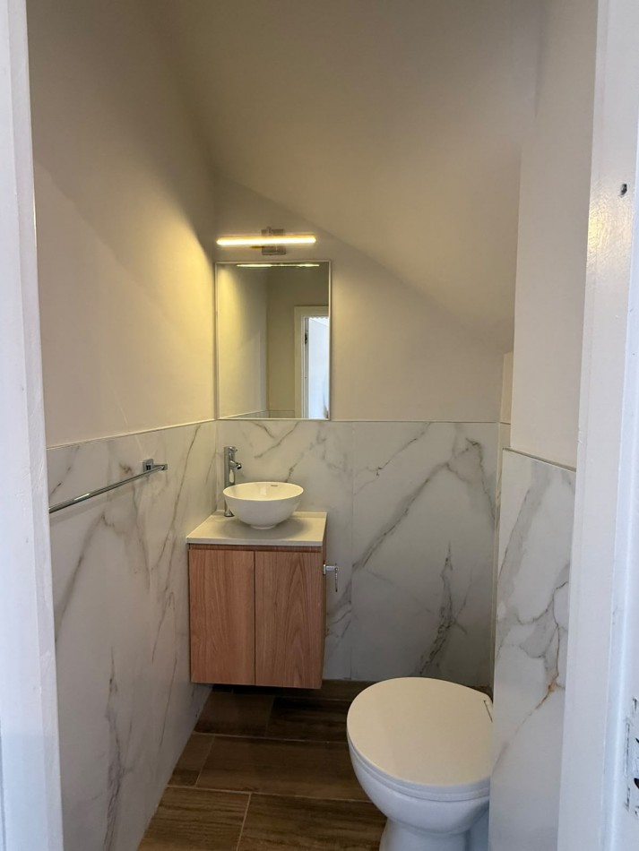DUPLEX DE CUATRO AMBIENTES CON COCHERA PARA DOS AUTOS CHICOS. RECICLADO Y AMOBLADO.