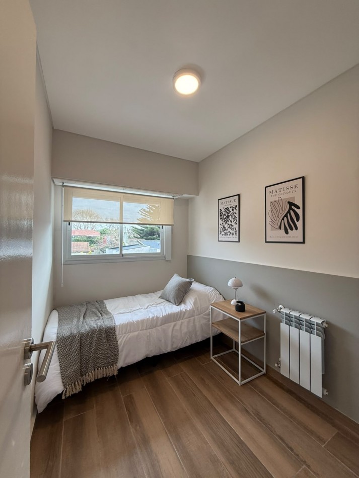DUPLEX DE CUATRO AMBIENTES CON COCHERA PARA DOS AUTOS CHICOS. RECICLADO Y AMOBLADO.