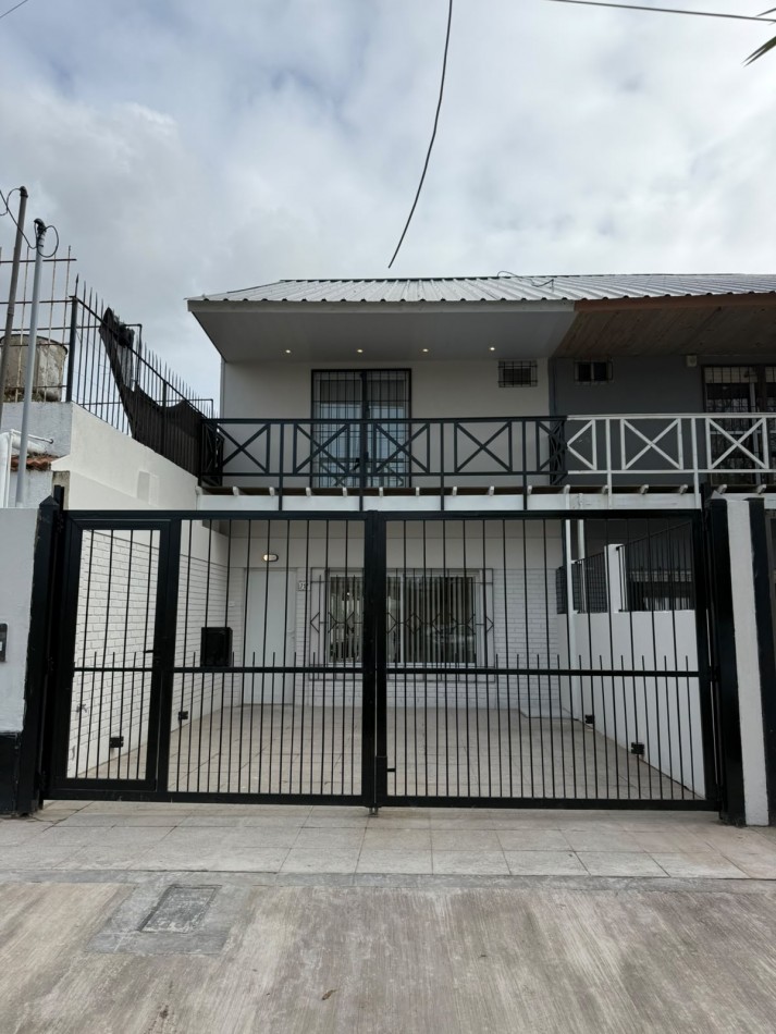 DUPLEX DE CUATRO AMBIENTES CON COCHERA PARA DOS AUTOS CHICOS. RECICLADO Y AMOBLADO.