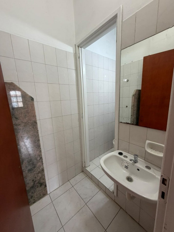 Local comercial con oficina en planta alta. Centro