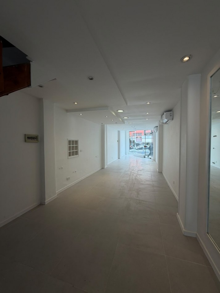 Local comercial con oficina en planta alta. Centro