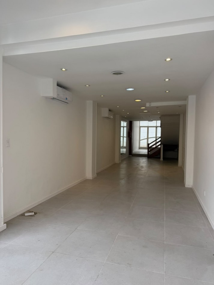 Local comercial con oficina en planta alta. Centro