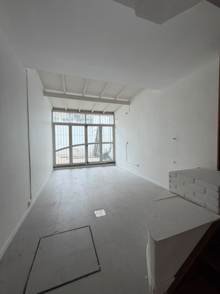 Local comercial con oficina en planta alta. Centro