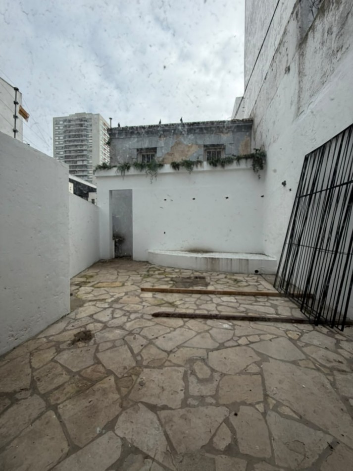 Local comercial con oficina en planta alta. Centro