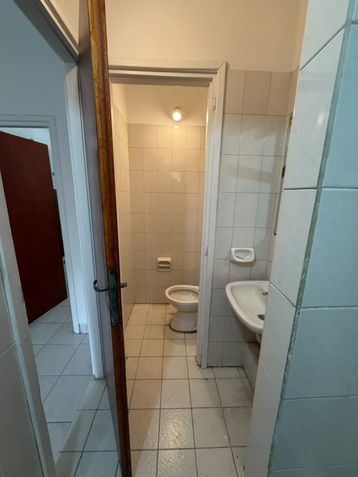 Local comercial con oficina en planta alta. Centro