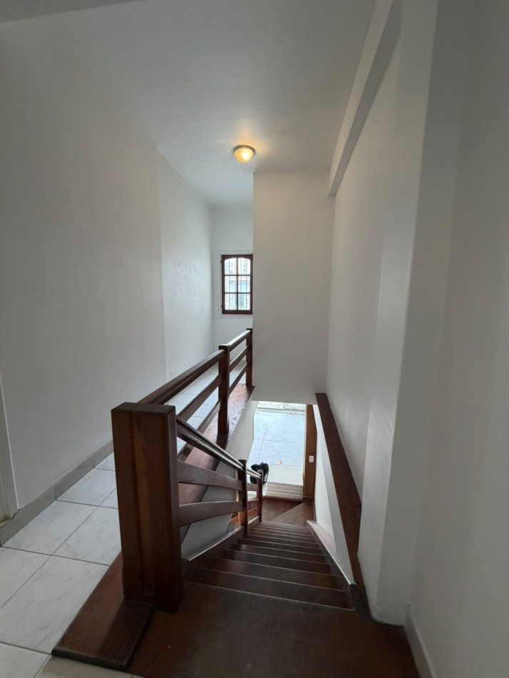 Local comercial con oficina en planta alta. Centro