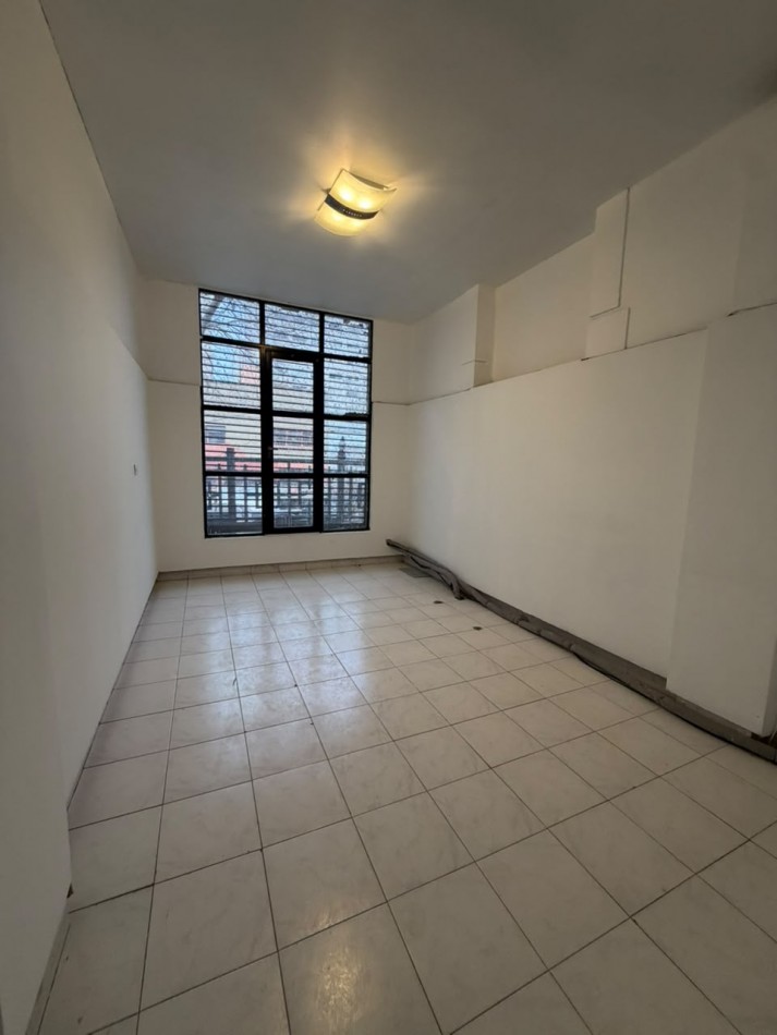 Local comercial con oficina en planta alta. Centro