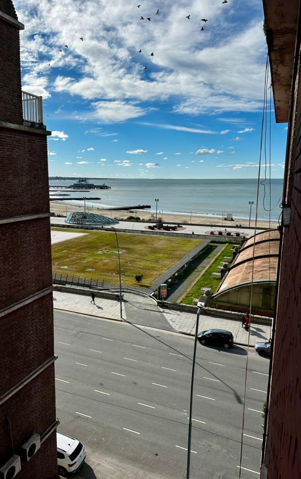 Departamento un ambiente con balcon y vista lateral al mar. Reciclado y amoblado. Zona: Torreon
