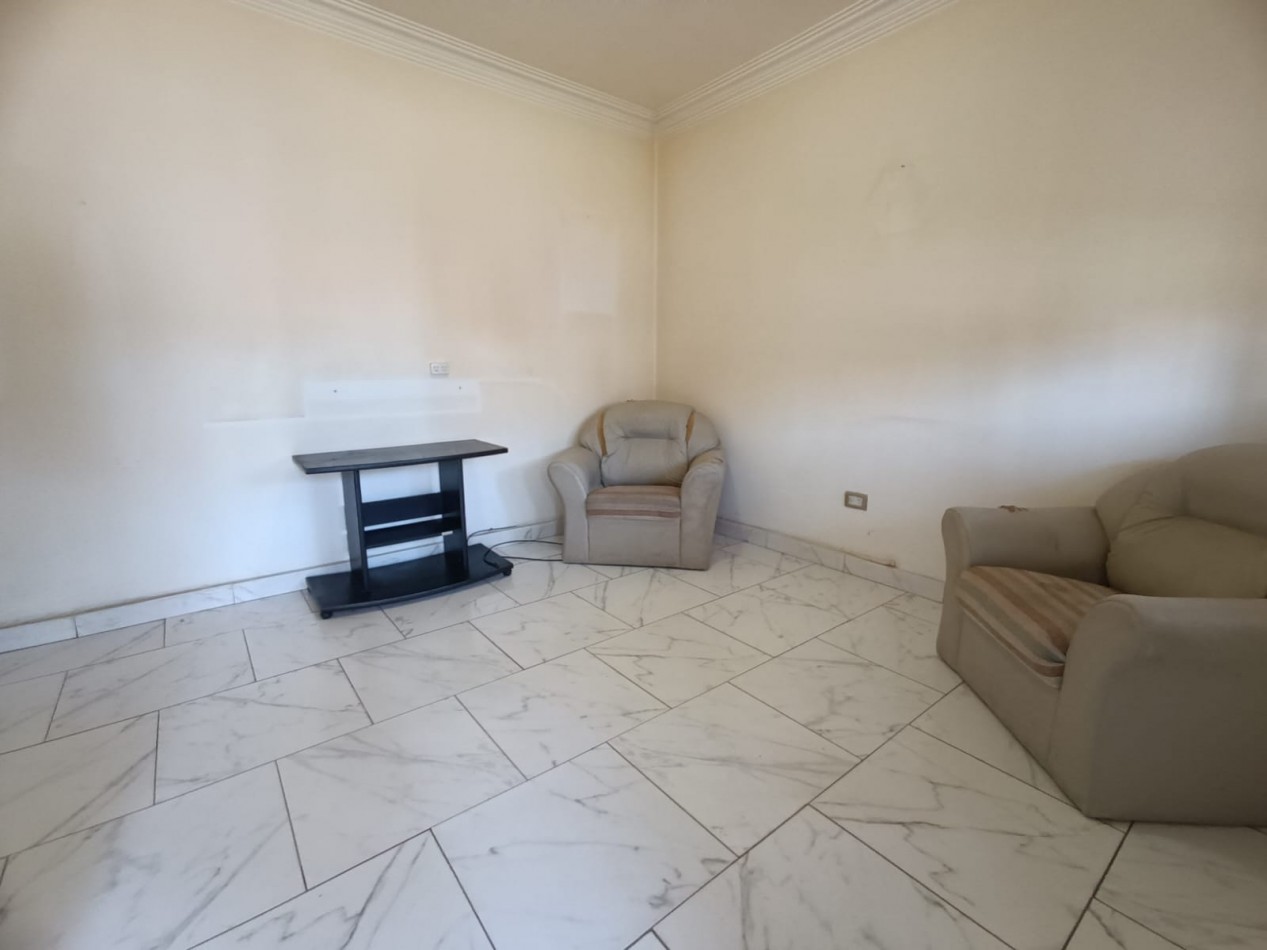 CHALET EN LOTE PROPIO DE DOS AMBIENTES Y ENTRADA DE AUTO. MUY BUEN ESTADO. VILLA LOURDES