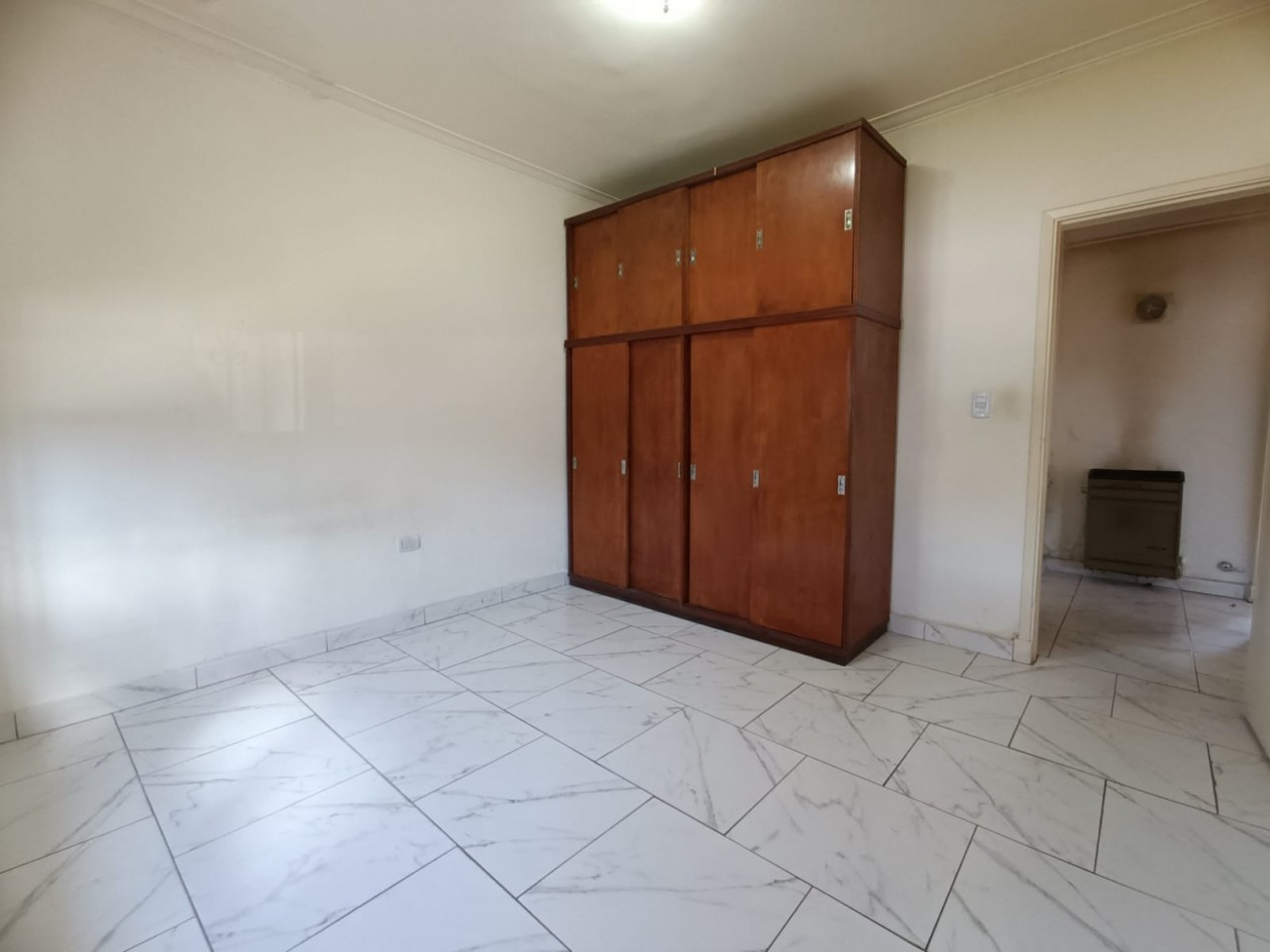 CHALET EN LOTE PROPIO DE DOS AMBIENTES Y ENTRADA DE AUTO. MUY BUEN ESTADO. VILLA LOURDES