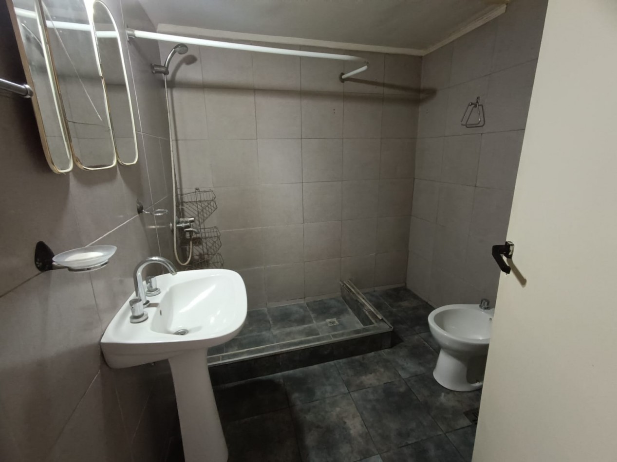CHALET EN LOTE PROPIO DE DOS AMBIENTES Y ENTRADA DE AUTO. MUY BUEN ESTADO. VILLA LOURDES