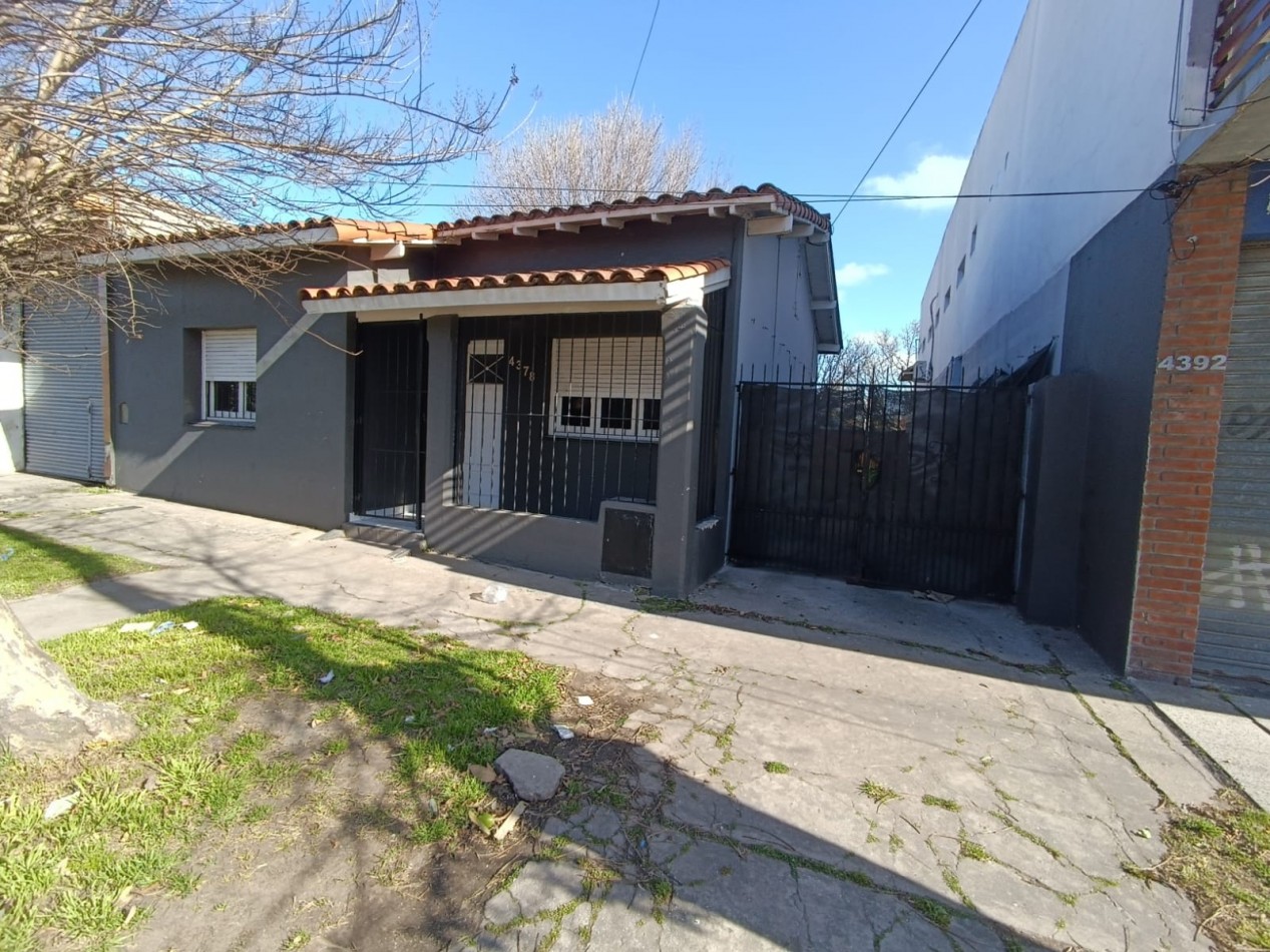 CHALET EN LOTE PROPIO DE DOS AMBIENTES Y ENTRADA DE AUTO. MUY BUEN ESTADO. VILLA LOURDES