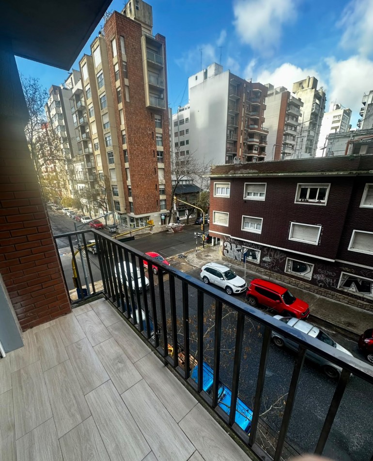Departamento tres ambientes con dependencia a la calle con balcon saliente. Reciclado y amoblado. Macrocentro