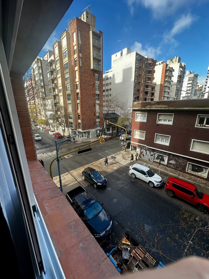 Departamento tres ambientes con dependencia a la calle con balcon saliente. Reciclado y amoblado. Macrocentro