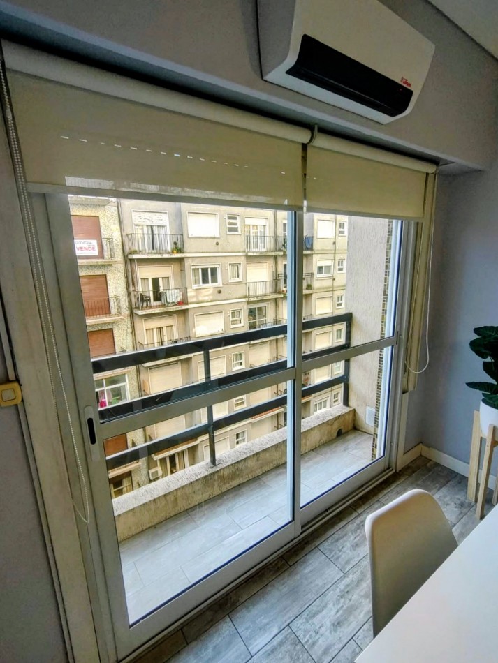 Departamento un ambiente a la calle con balcon saliente. Reciclado y amoblado
