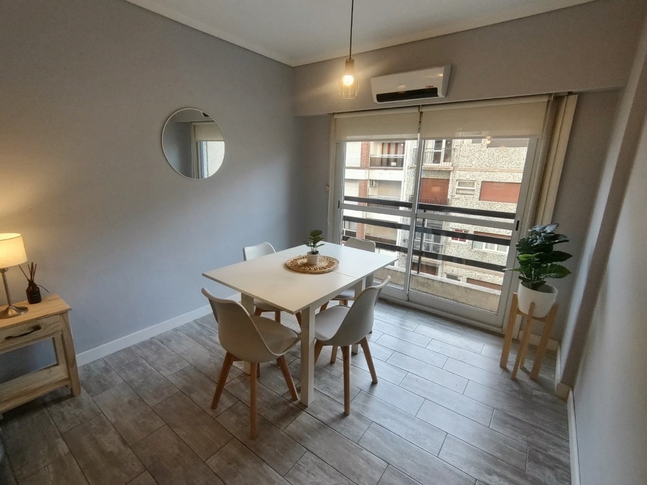 Departamento un ambiente a la calle con balcon saliente. Reciclado y amoblado