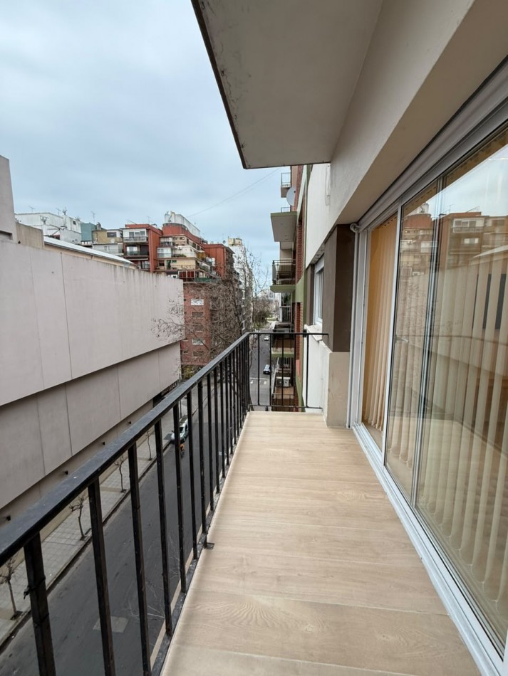 Departamento tres ambientes a la calle con balcon saliente. Reciclado y amoblado. Zona: Centro