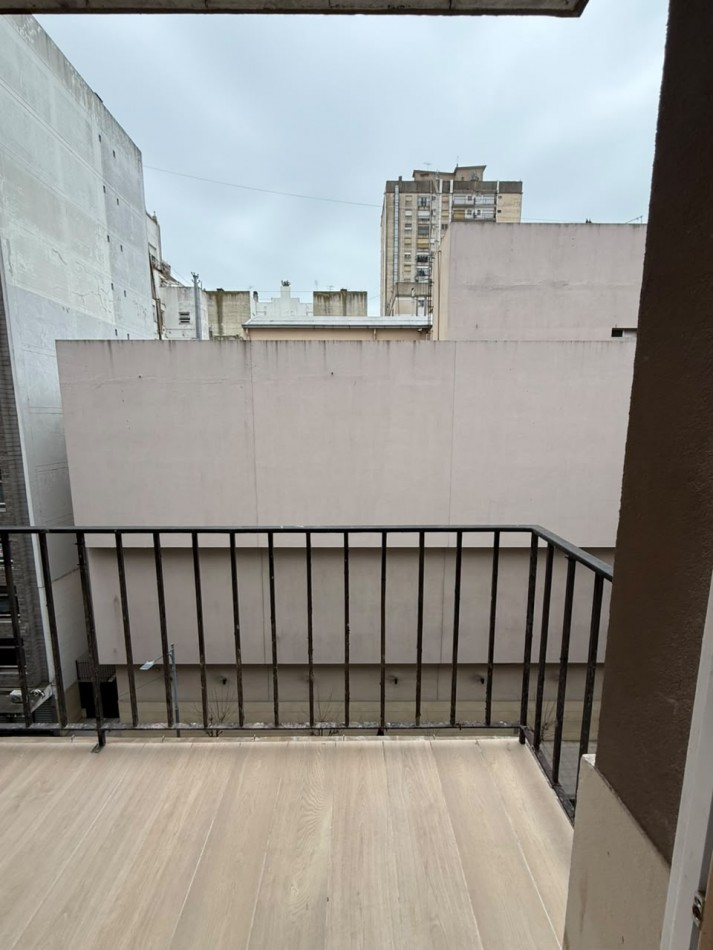 Departamento tres ambientes a la calle con balcon saliente. Reciclado y amoblado. Zona: Centro