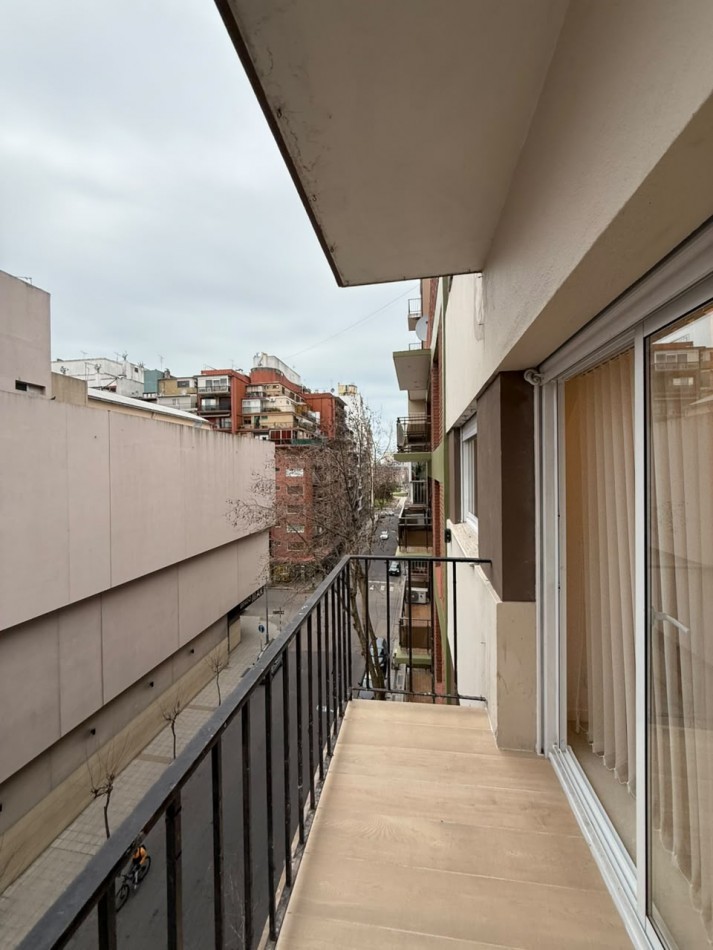 Departamento tres ambientes a la calle con balcon saliente. Reciclado y amoblado. Zona: Centro