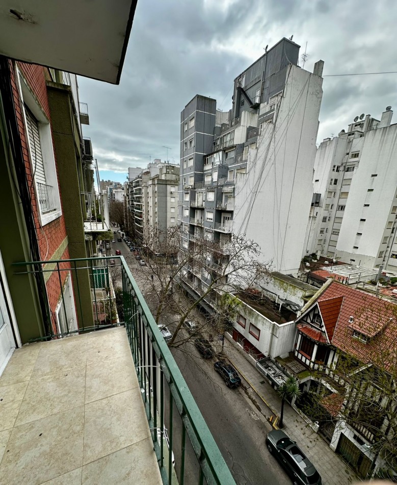 Departemento dos ambientes con dependencia externo con balcon saliente. Parcialmente reciclado y amoblado.