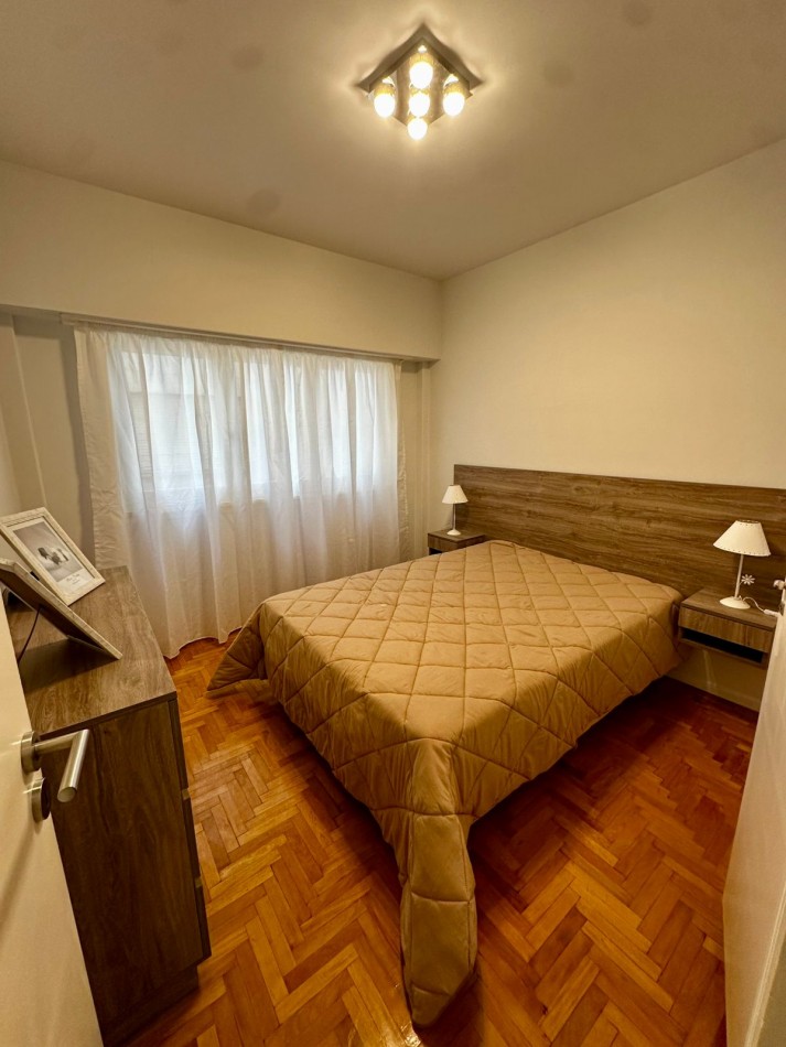 Departemento dos ambientes con dependencia externo con balcon saliente. Parcialmente reciclado y amoblado.