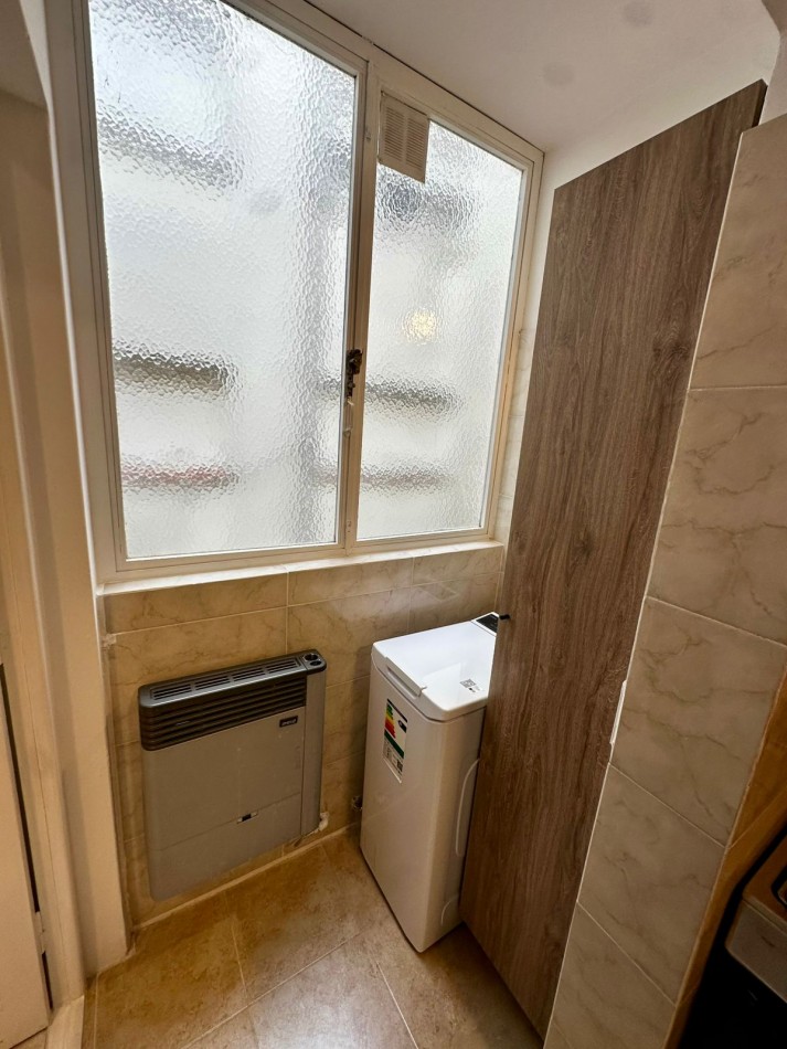 Departemento dos ambientes con dependencia externo con balcon saliente. Parcialmente reciclado y amoblado.