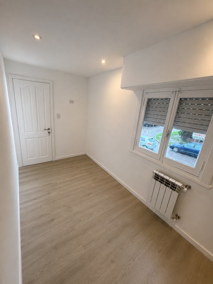 Duplex de tres ambientes con balcon y terraza propia, garage. Reciclado. Zona Chauvin