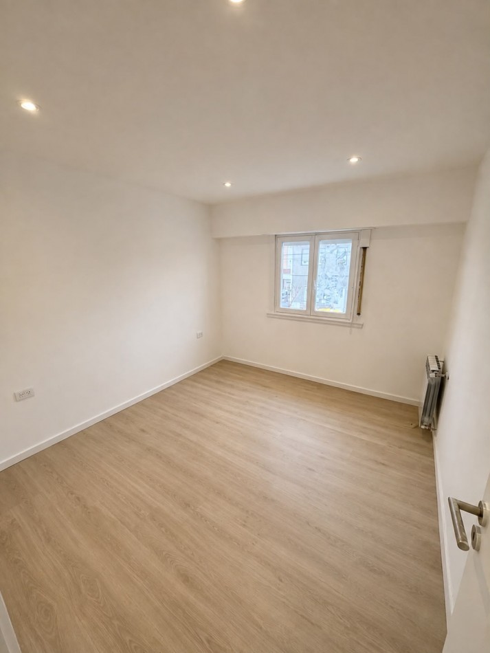 Duplex de tres ambientes con balcon y terraza propia, garage. Reciclado. Zona Chauvin