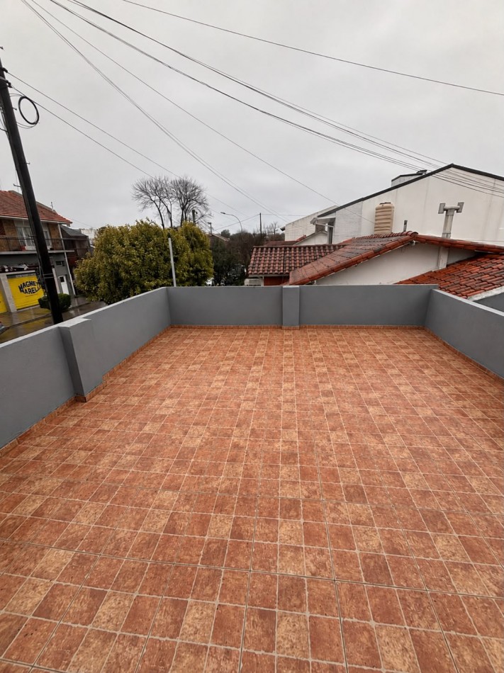 Duplex de tres ambientes con balcon y terraza propia, garage. Reciclado. Zona Chauvin