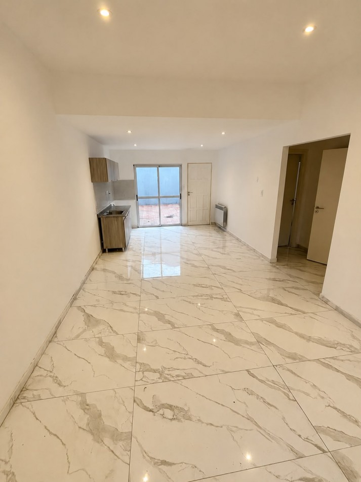 P.H. tres ambientes con garage y patio propio. Reciclado. Chauvin 