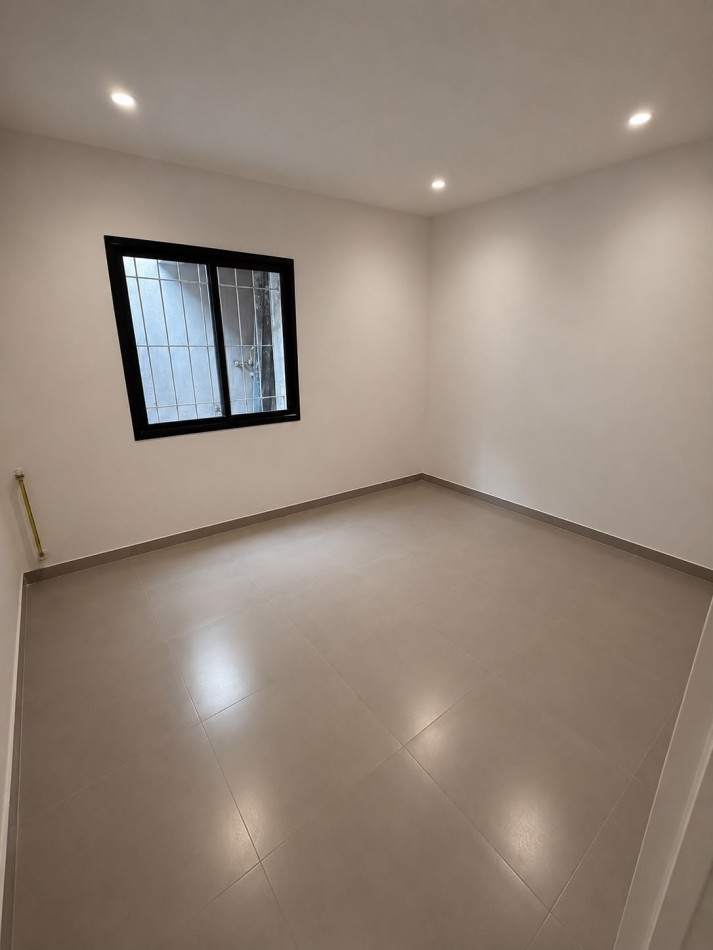 P.H. de tres ambientes a la calle con entrada independiente, garage, patio y terraza propia. Reciclado. Chauvin