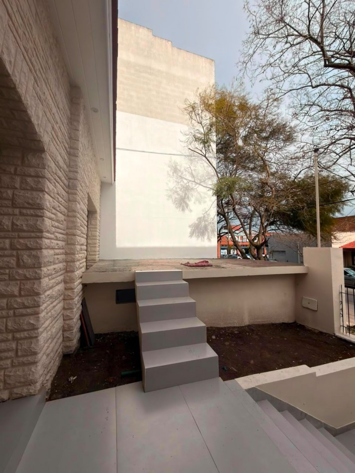 P.H. de tres ambientes a la calle con entrada independiente, garage, patio y terraza propia. Reciclado. Chauvin