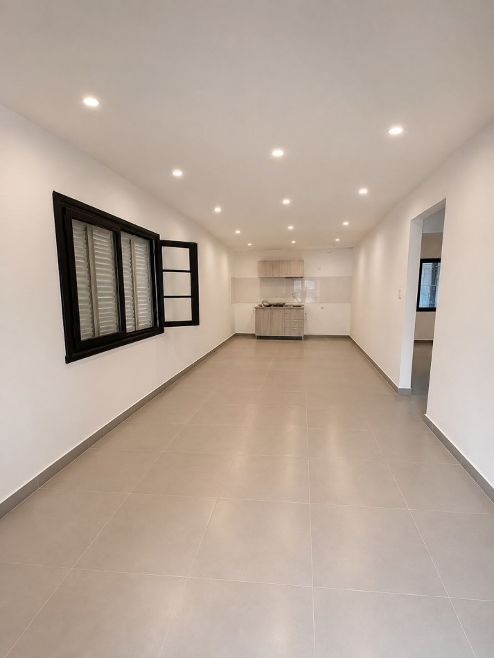 P.H. de tres ambientes a la calle con entrada independiente, garage, patio y terraza propia. Reciclado. Chauvin
