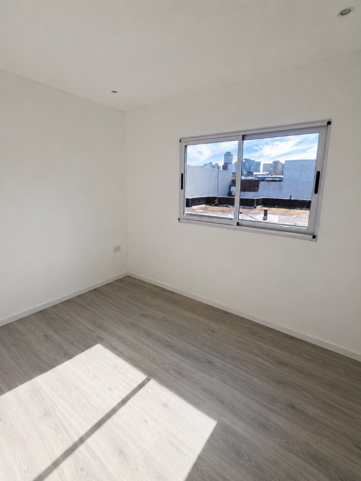 Duplex a estrenar de cuatro ambientes a la calle con entrada inependiente, jardibn y patio propio. Don Bosco