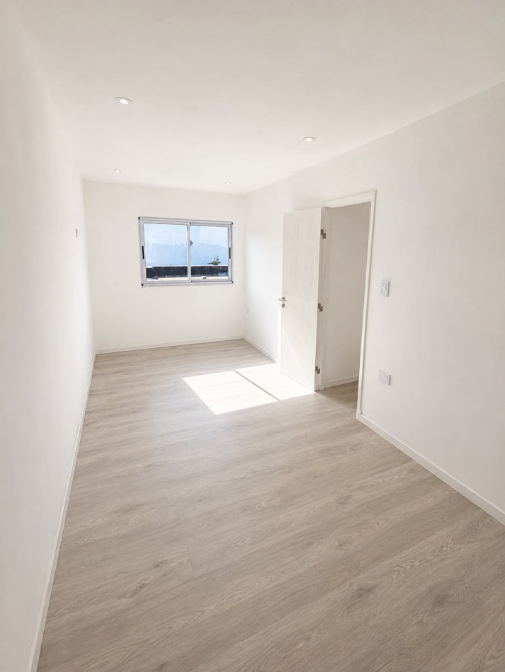 Duplex a estrenar de cuatro ambientes a la calle con entrada inependiente, jardibn y patio propio. Don Bosco