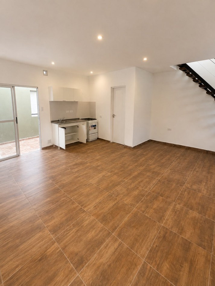 Duplex a estrenar de cuatro ambientes a la calle con entrada inependiente, jardibn y patio propio. Don Bosco
