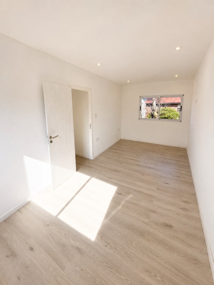 Duplex a estrenar de cuatro ambientes a la calle con entrada inependiente, jardibn y patio propio. Don Bosco