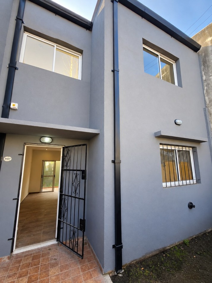 Duplex a estrenar de cuatro ambientes a la calle con entrada inependiente, jardibn y patio propio. Don Bosco