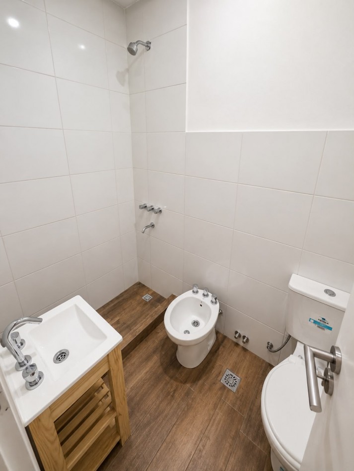 Duplex a estrenar de cuatro ambientes a la calle con entrada inependiente, jardibn y patio propio. Don Bosco