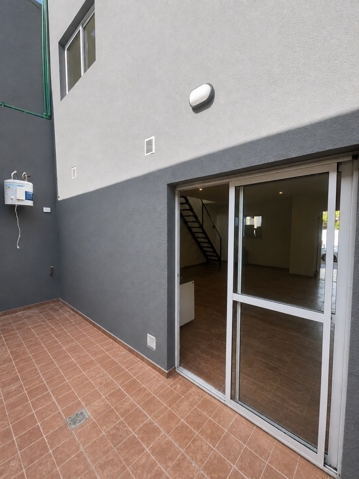 Duplex a estrenar de cuatro ambientes a la calle con entrada inependiente, jardibn y patio propio. Don Bosco