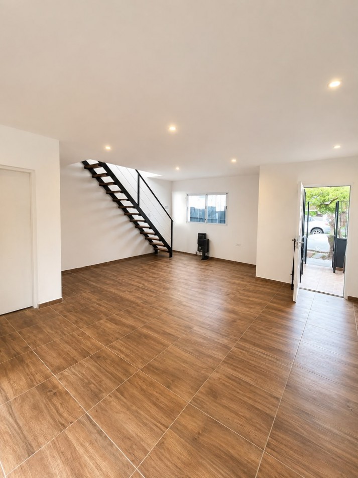 Duplex a estrenar de cuatro ambientes a la calle con entrada inependiente, jardibn y patio propio. Don Bosco