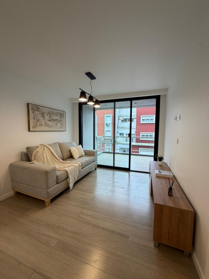 Departamento dos ambientes nuevo a la calle con balcon saliente y vista lateral al mar. Zona: Plaza Colon