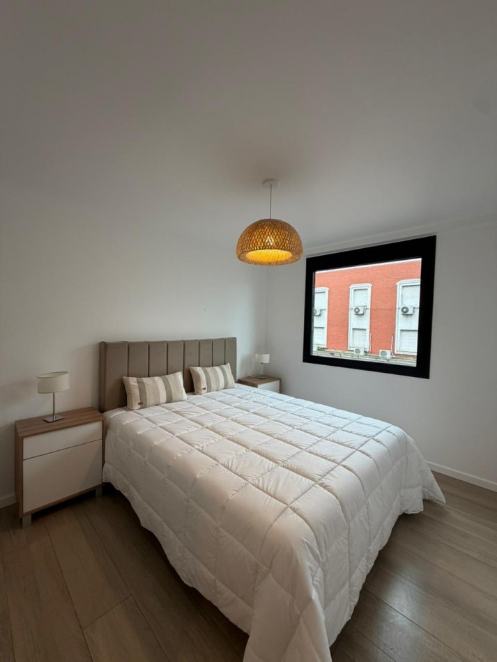 Departamento dos ambientes nuevo a la calle con balcon saliente y vista lateral al mar. Zona: Plaza Colon