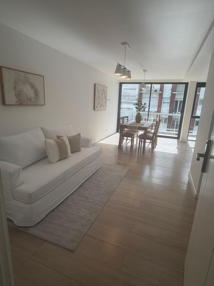 Departamento dos ambientes nuevo a la calle con balcon saliente y vista lateral al mar. Zona: Plaza Colon