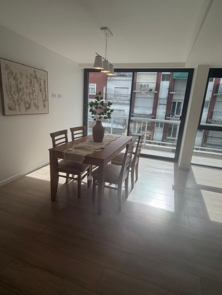 Departamento dos ambientes nuevo a la calle con balcon saliente y vista lateral al mar. Zona: Plaza Colon