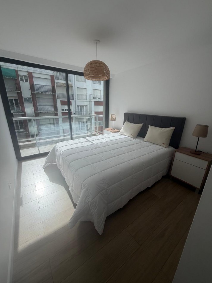Departamento dos ambientes nuevo a la calle con balcon saliente y vista lateral al mar. Zona: Plaza Colon