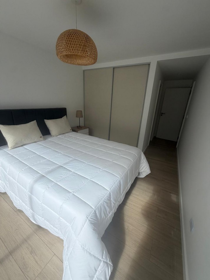 Departamento dos ambientes nuevo a la calle con balcon saliente y vista lateral al mar. Zona: Plaza Colon