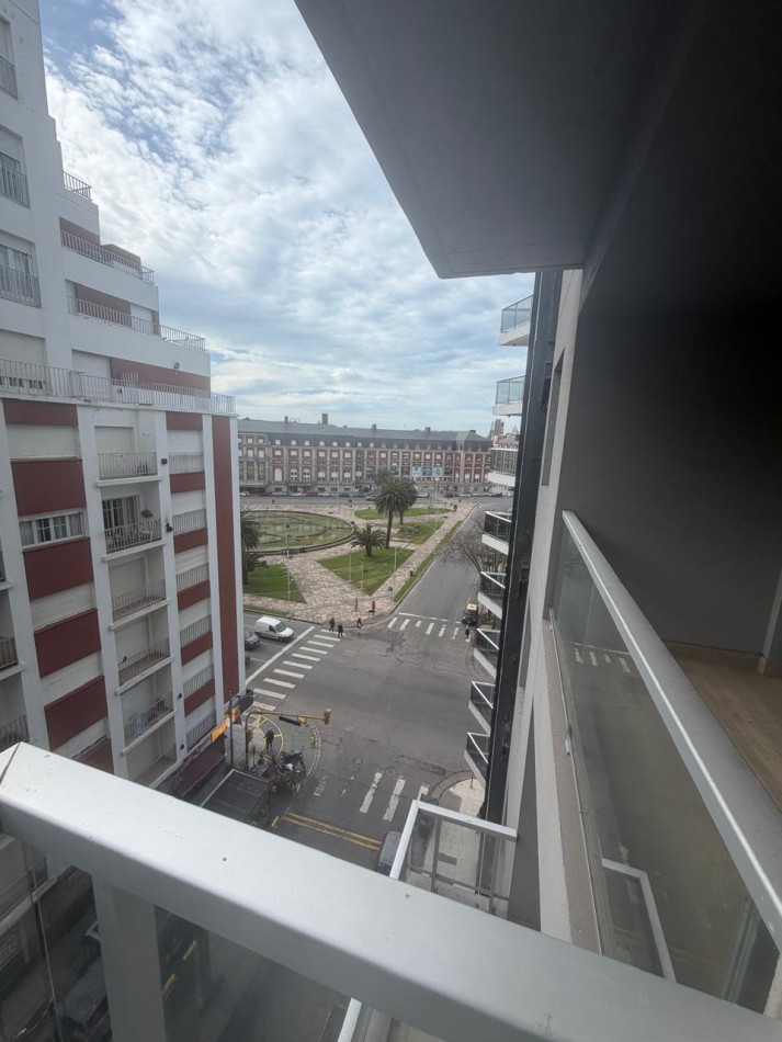 Departamento dos ambientes nuevo a la calle con balcon saliente y vista lateral al mar. Zona: Plaza Colon